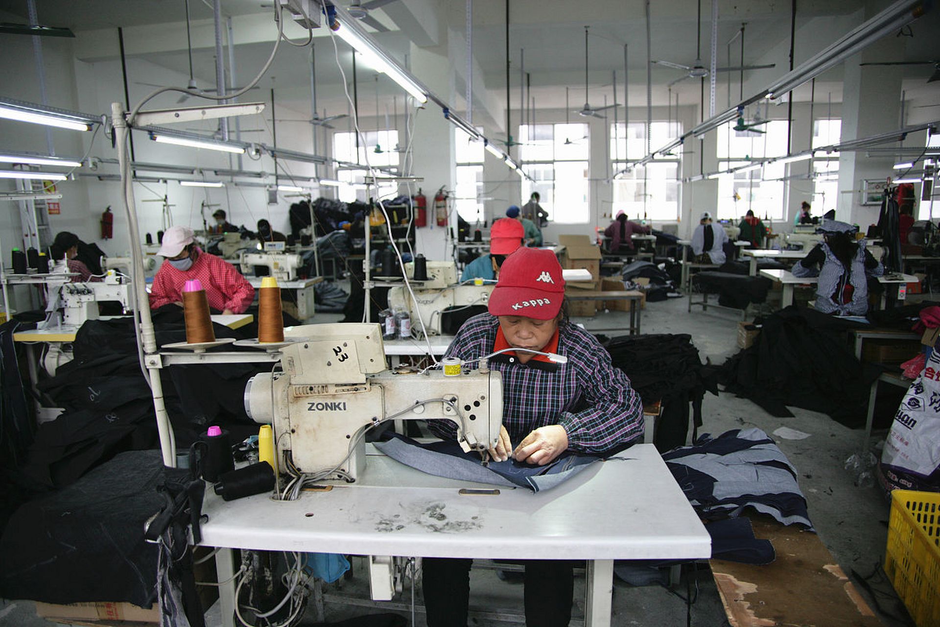 服裝加工廠忙活一年,結(jié)果品牌方跑路,這種事情確實(shí)讓人欲哭無淚.為了